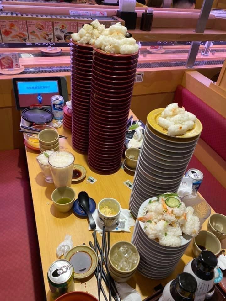 女星李宓與朋友也跟風一同去吃壽司，卻留下一堆醋飯，讓網友痛批浪費食物。（翻攝自臉書）