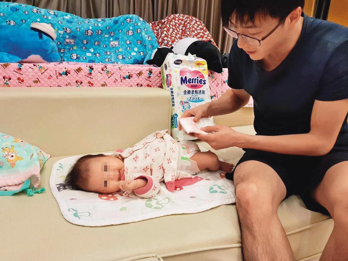 江宏傑分享為女兒換尿布的日常點滴。（翻攝自江宏傑臉書）
