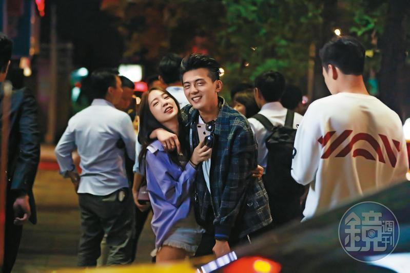 陳天仁在2018年曾被本刊拍到與兩男互動親暱，與格子襯衫在大街上男勾脖子。