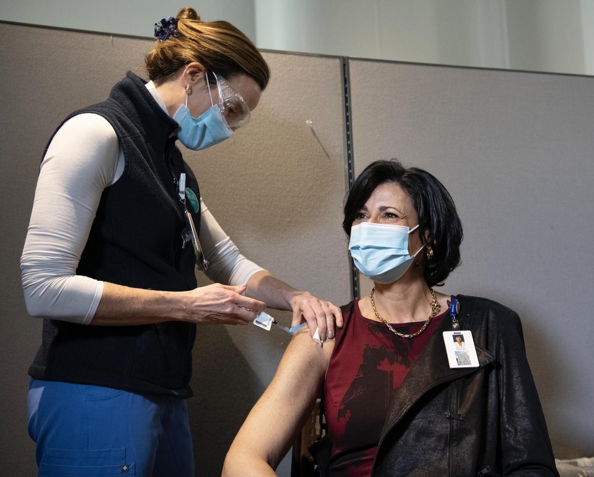 美國政府推動加速成年人接種疫苗，不少政府官員已公開示範施打；右為沃倫斯基。（翻攝自沃倫斯基推特）