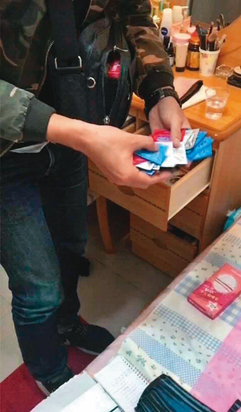 警方在性交易的個人工作室中，搜出大批保險套。（警方提供）