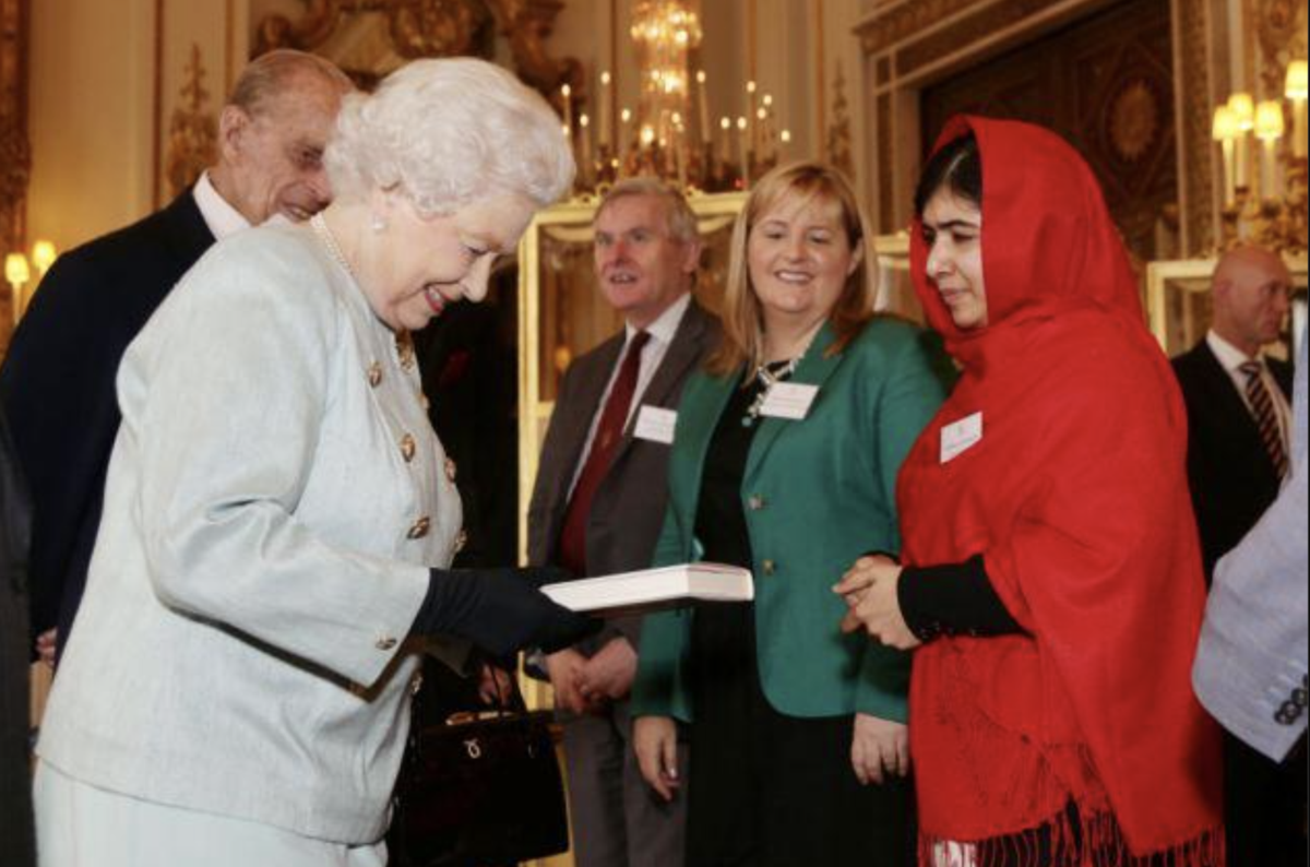 馬拉拉優素福扎伊（右）2013年到白金漢宮見女王，菲利浦親王也在（左後）。（翻攝白金漢宮臉書）