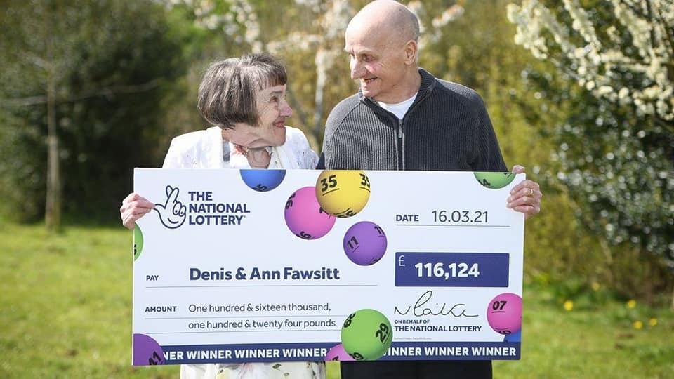 80老翁丹尼斯（Denis Fawsitt）買彩券中了11.6萬英鎊（約新台幣464萬元）。（翻攝自Anuntul UK臉書）