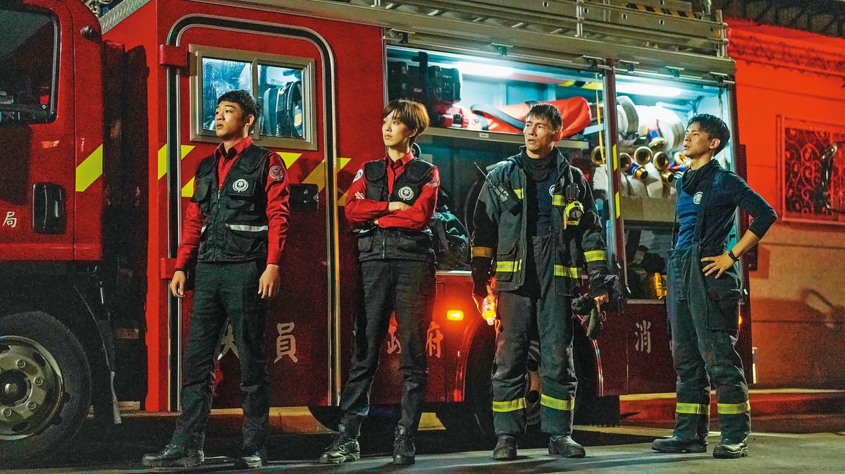 《火神》由林柏宏（右起）、溫昇豪、陳庭妮、謝章穎等人演繹打火英雄背後的人生課題。（公視、myVideo提供）