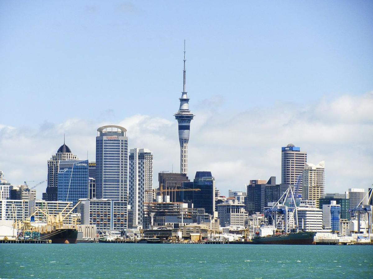 紐西蘭奧克蘭一間海景公寓以約新台幣10萬元的低價售出，引發不小話題。 （奧克蘭海景示意圖，Pixabay）