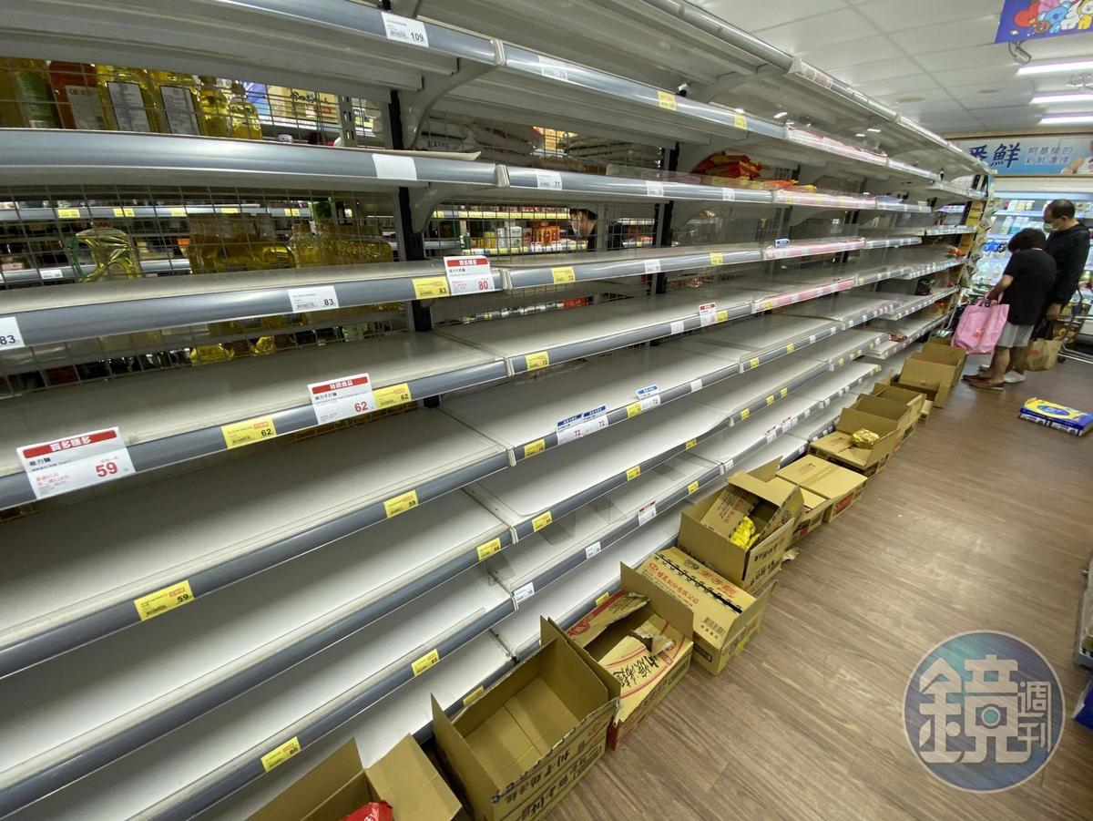 隨著疫情升溫，各大超市也爆搶購潮。
