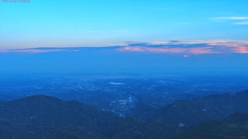 阿里山設置多處即時影像鏡頭，其中二延平步道的畫面可以看到氣勢十足的夕陽、雲海，是攝影取景的祕境之一。（翻攝自阿里山國家風景區管理處）
