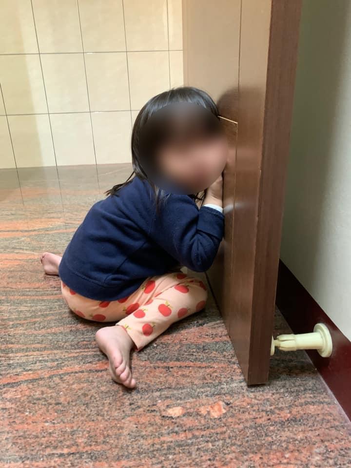 小妹妹被罰站過程直接趴在門邊睡著，家長表示「罰到困企」。（翻攝自爆廢公社公開版）