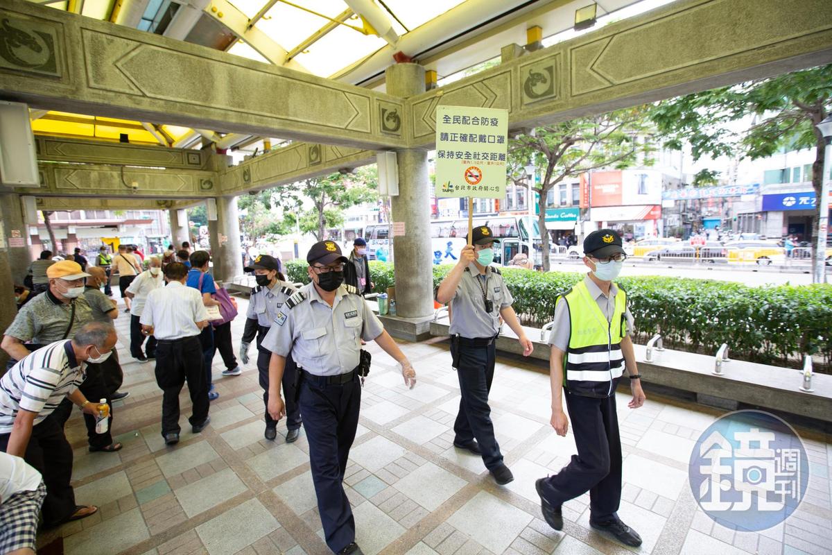 童仲彥認為，政府在疫情爆發後，以公權力強制遊民戴口罩，反而造成遊民遷徙到台北市其他地區，成為防疫破口。
