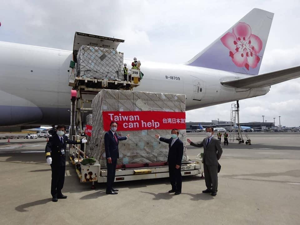 日本這次大方捐贈疫苗助台，也讓謝長廷回憶起去年台灣運送口罩給日本的狀況。（翻攝自謝長廷臉書）