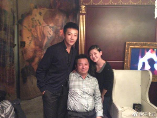 汪小菲（左）8歲那年，父親汪則翰（中）與母親張蘭離婚，從此「爸爸」這個角色在他的人生缺席了！右為大S。（翻攝自汪小菲微博）