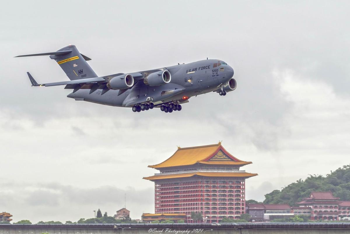 美國會議員首次搭乘美國空軍C-17戰略戰術運輸機飛抵松山機場，飛行途中經過圓山飯店。（圓山飯店提供）