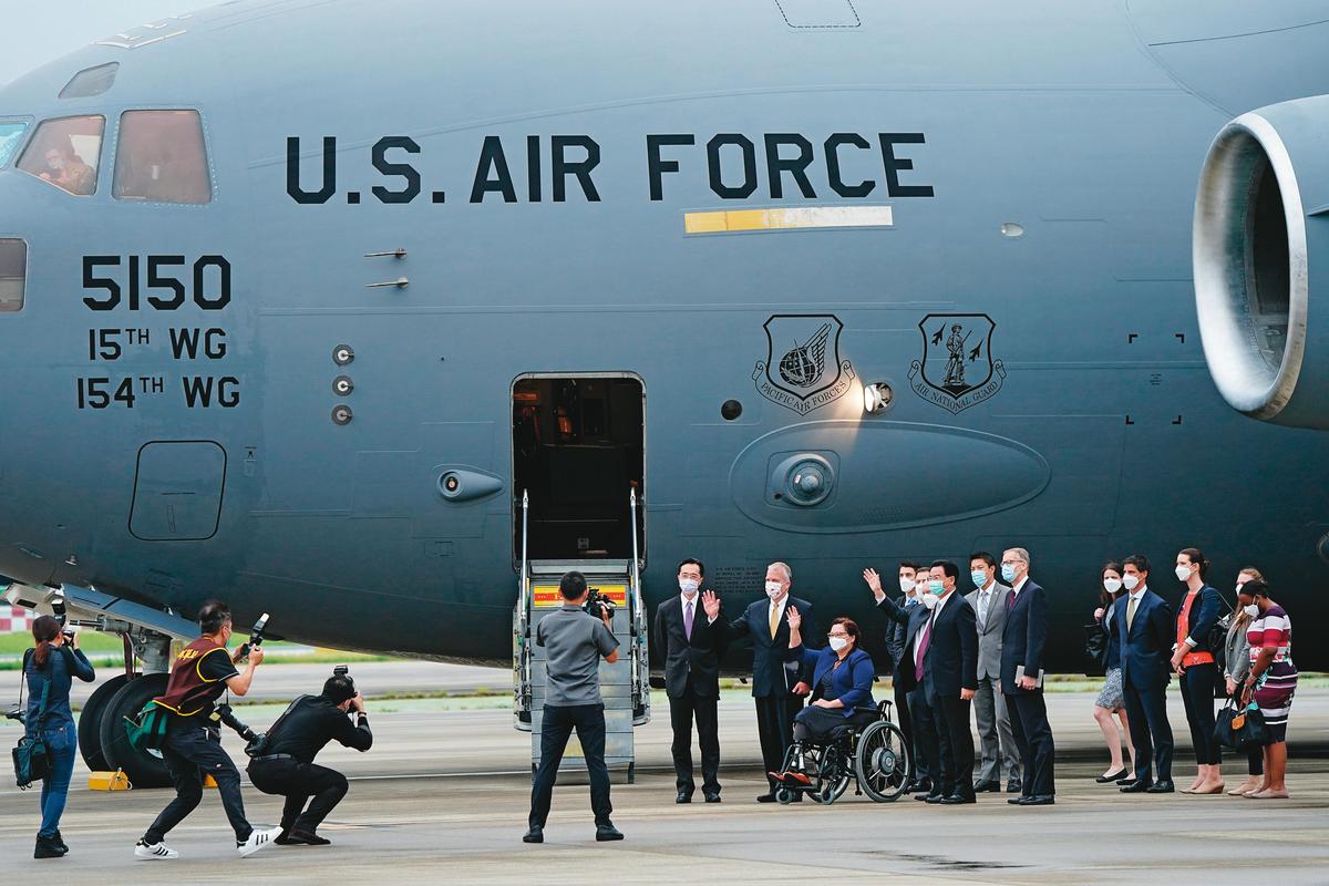 本月6日美國跨黨派參議員搭乘美軍C-17運輸機閃電來訪，並宣布美方將捐贈台灣75萬劑疫苗。（中央社）