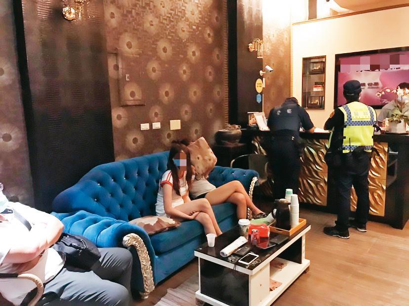 新竹警方日前查獲色情養生館違法營業，將現場十多人送交衛生局裁處。（警方提供）