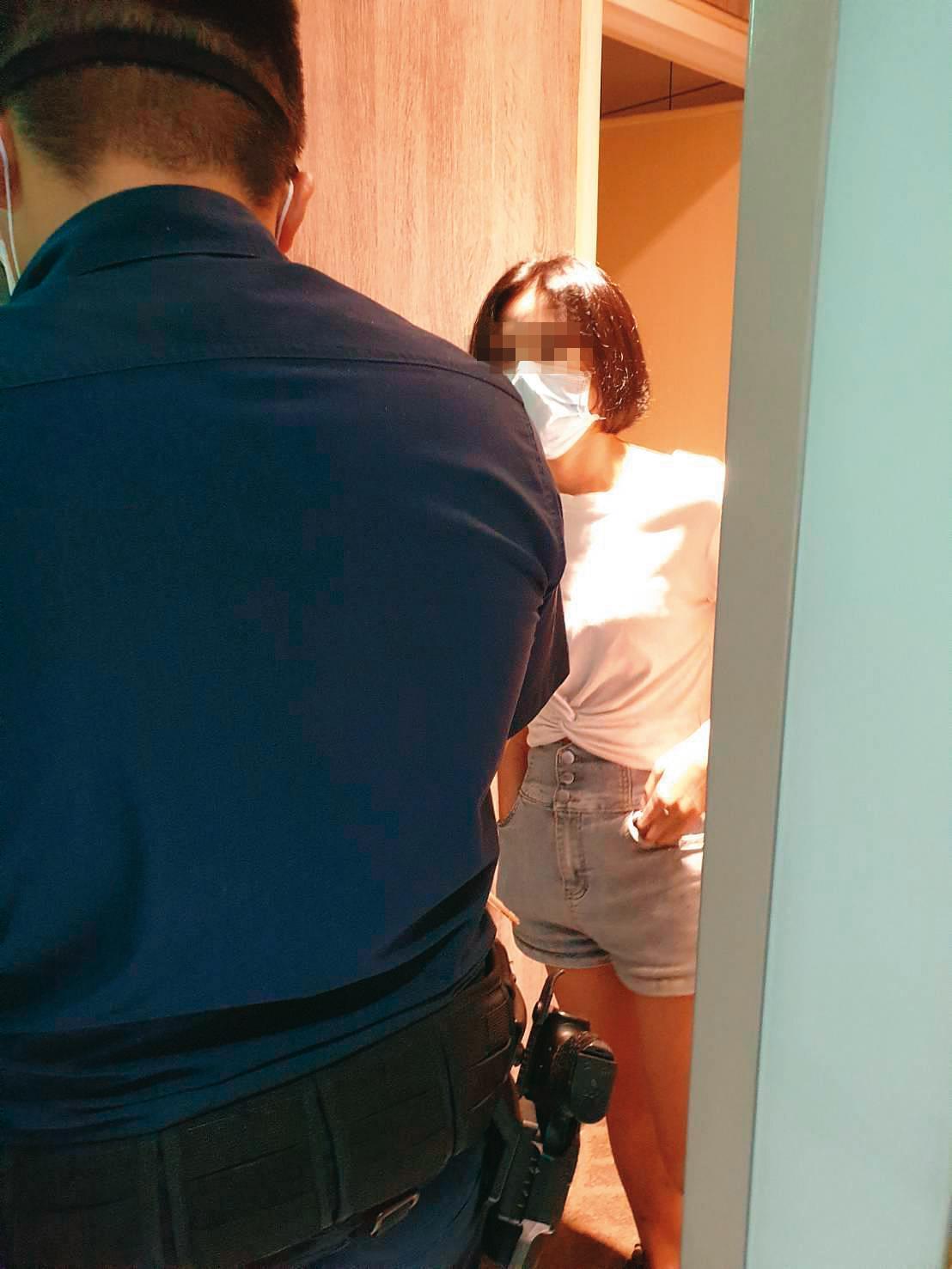 北市警方日前查獲一名19歲年輕女子（右），在賓館內與客人性交易。（中山分局提供）