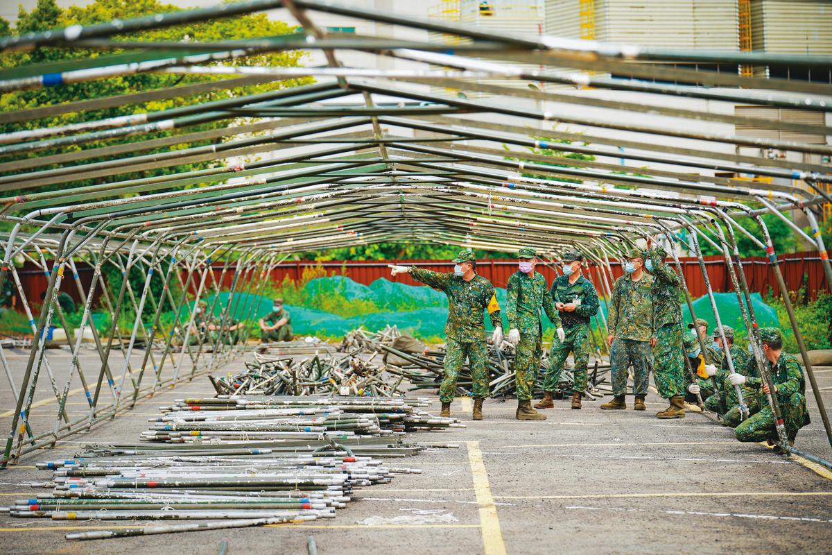 在國軍全力支援下，竹科專案篩檢站不到1天就搭建完成。（新竹市政府提供）