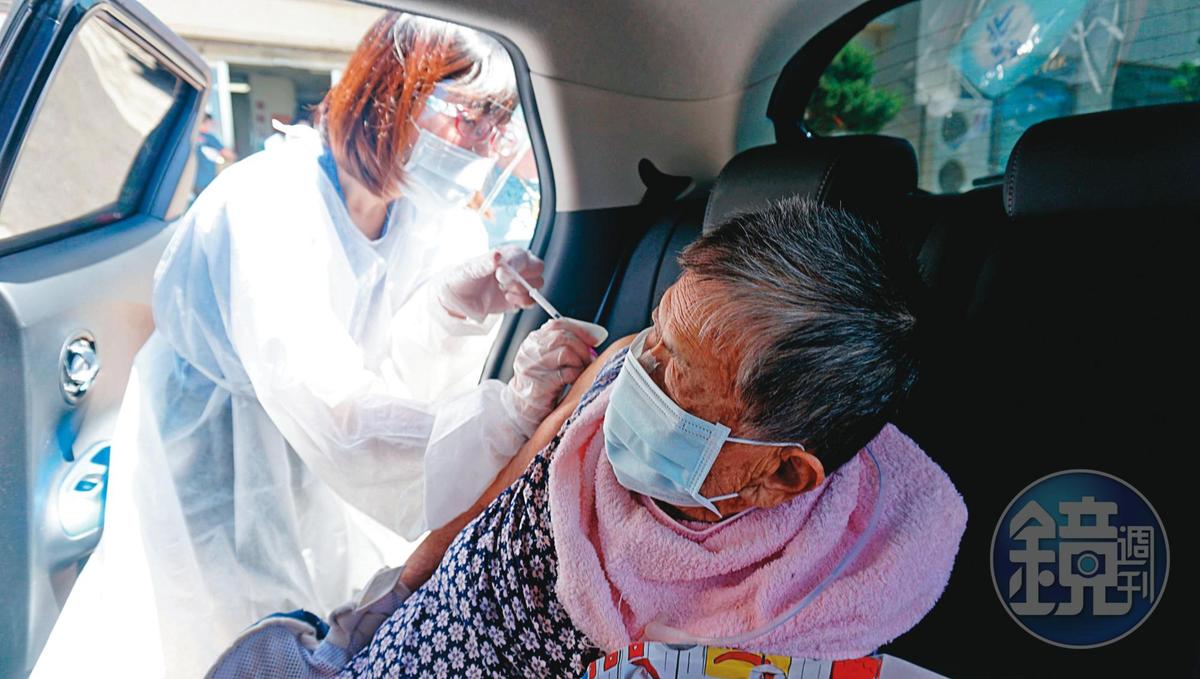 新竹縣府為方便長者，推出免下車的「得來速」疫苗接種服務。（新竹縣政府提供）