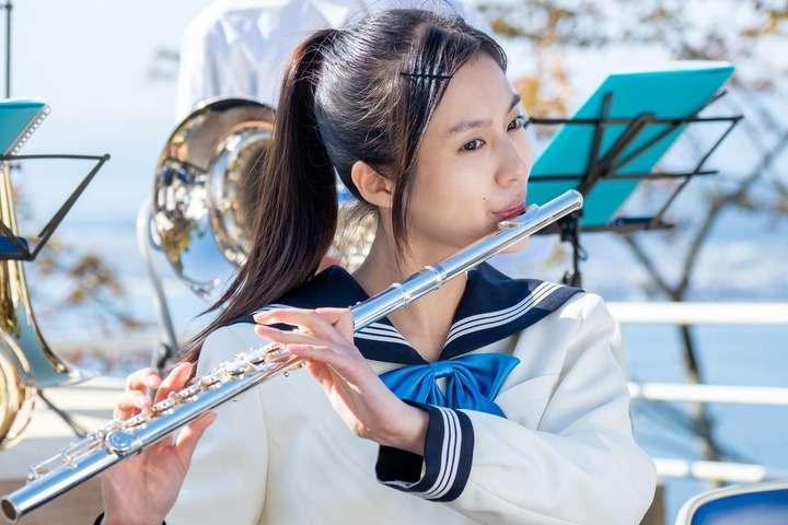 恒松祐里在NHK晨間劇《歡迎回來百音》飾演百音的兒時玩伴，高中時在管樂團吹奏長笛。（翻攝自mantan-web）