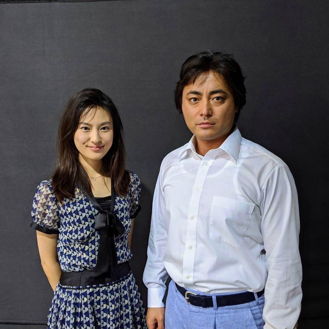 恒松祐里（左）昨在IG分享與山田孝之的合照，透露拍攝《AV帝王 第2季》期間只拍了這一張。（翻攝自恒松祐里Instagram）