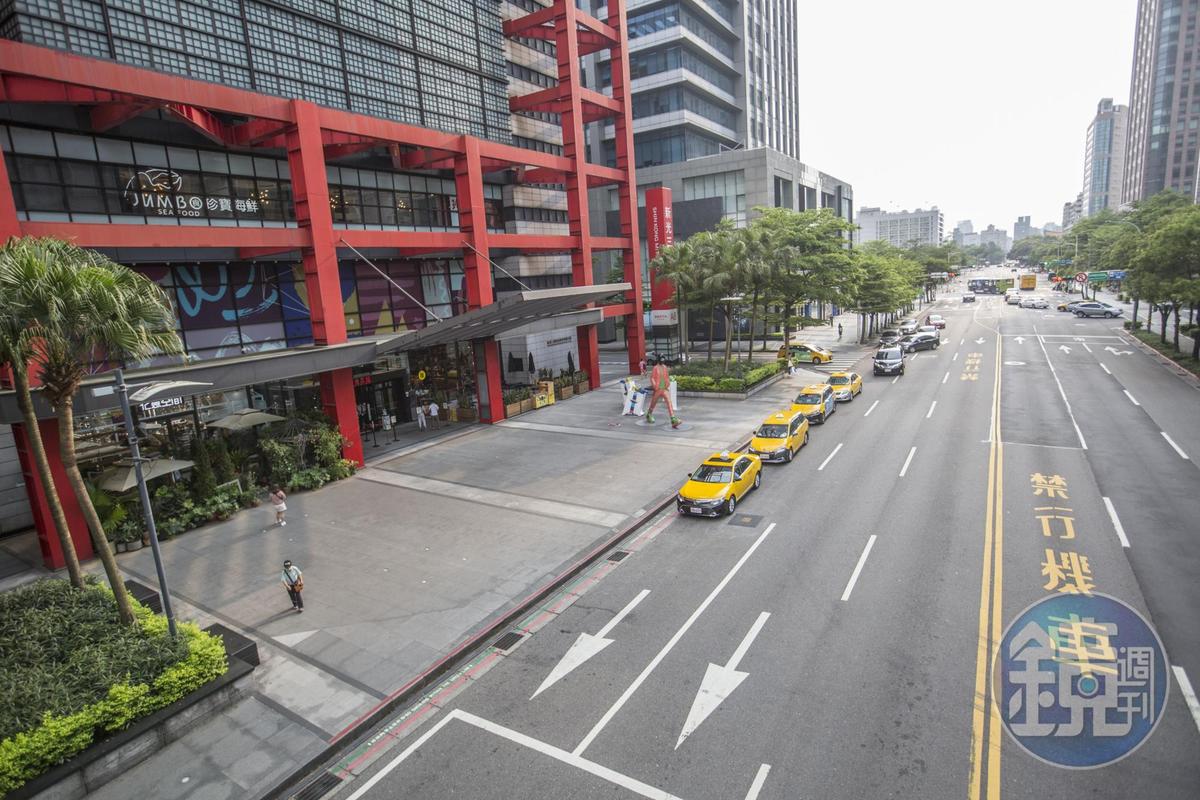 三級警戒初期的週末，台北信義商圈人車稀落。