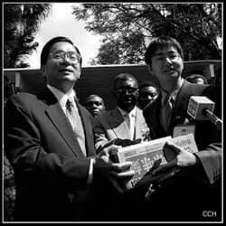 陳致中分享羅一鈞19年前與前總統陳水扁的合影。（翻攝自陳致中臉書）