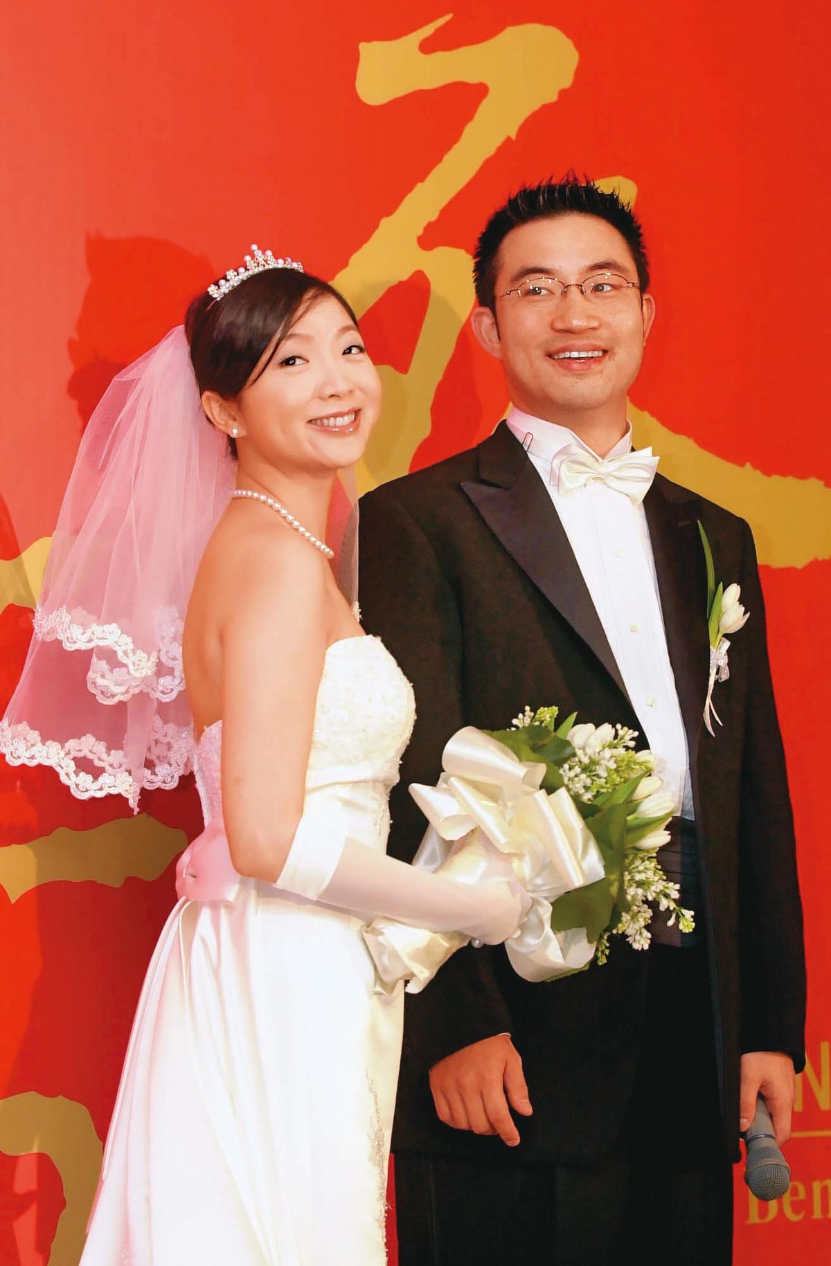 蔡伯府（右）在2004年與自家飯店員工黃閔暄（左）結婚，卻在今年初驟逝，黃閔暄正追查丈夫留下多少遺產。（聯合知識庫）