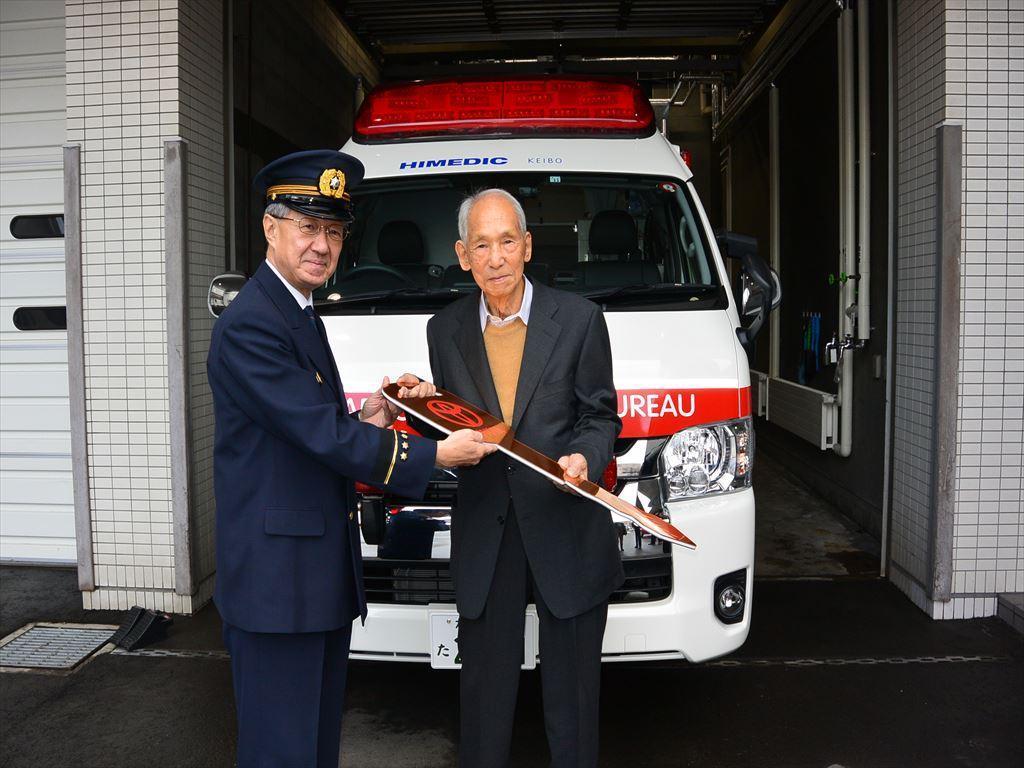 岩橋義正（右）預計將捐出7輛救護車，花費高達日幣2.14億元（約新台幣5,476萬元）。（翻攝自fnn.jp）