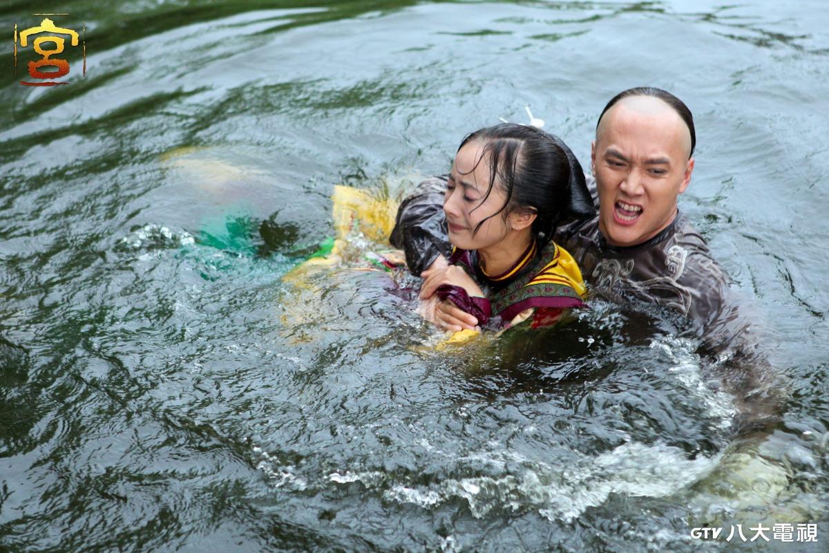 拍攝落水戲，馮紹峰三度喊停，讓等待救援的楊冪內心罵不停。（八大提供）