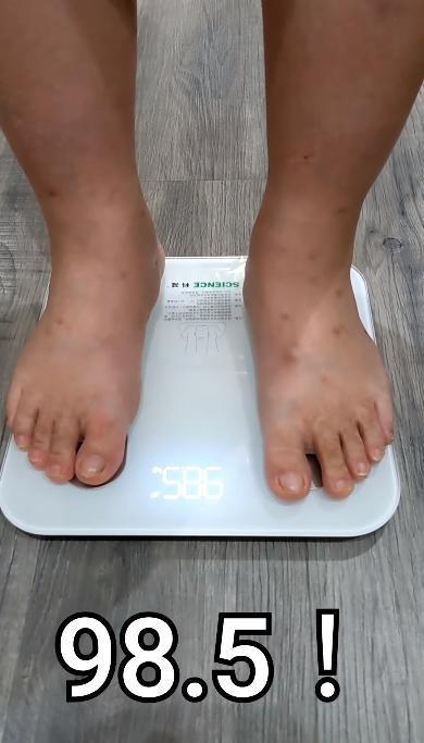 蔡易餘3個月的時間減了10.5公斤，今天測量體重為98.5公斤。（翻攝自蔡易餘 家己人臉書）