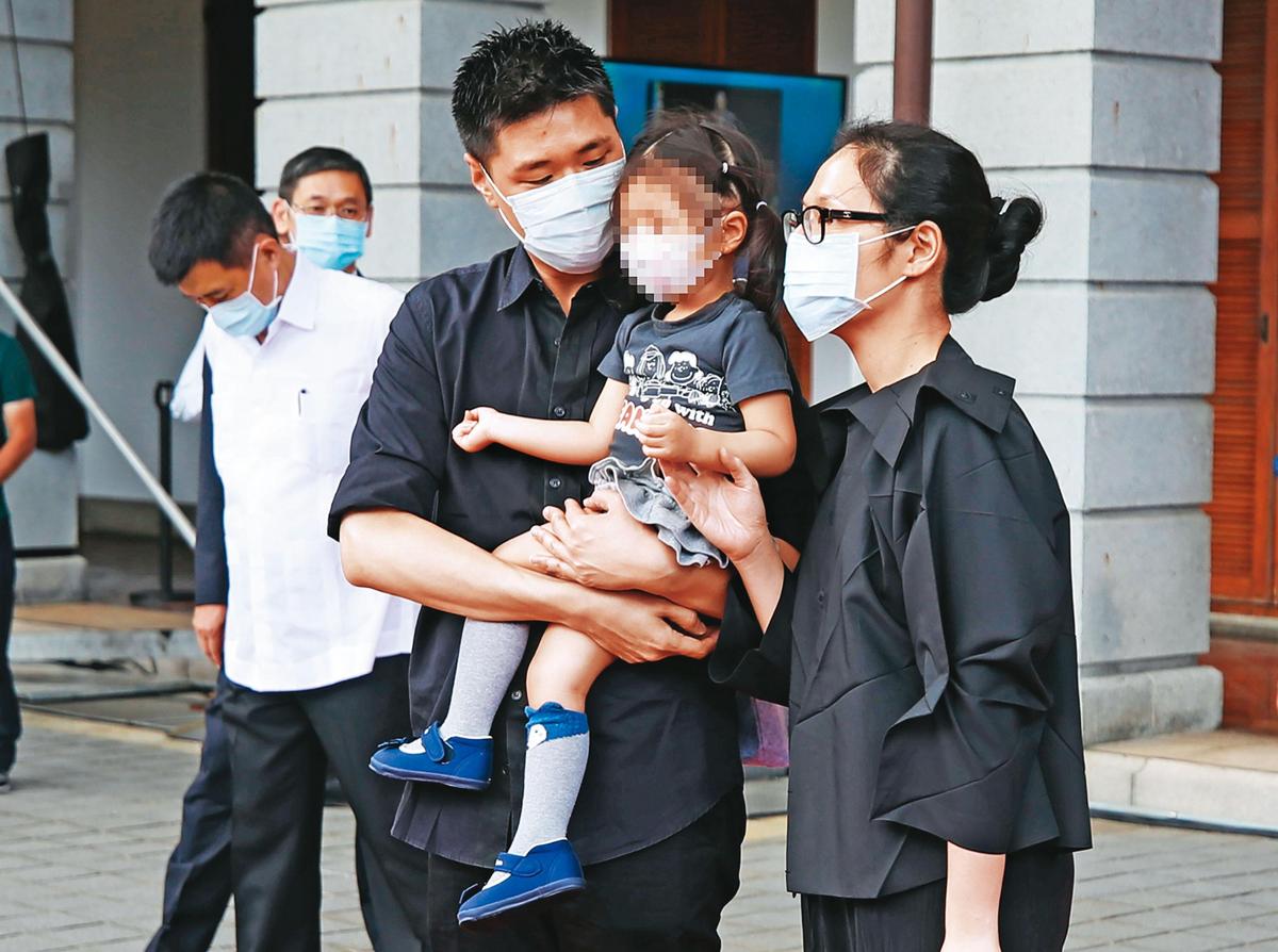 去年李坤儀與趙贊凱帶著女兒悌悌到台北賓館悼念前總統李登輝。（中央社） 
