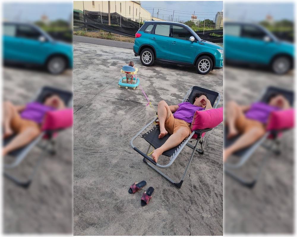 阿祖僅用1條線綁住螃蟹車，愜意地躺在涼椅上休息帶孫。（翻攝臉書「爆廢公社公開版」）