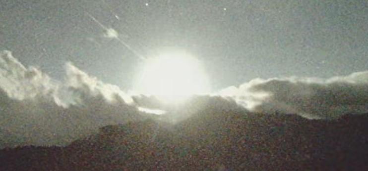 今晨深夜一顆超大流星劃過台灣夜空，引起網友熱議。（翻攝自鹿林天文台臉書）