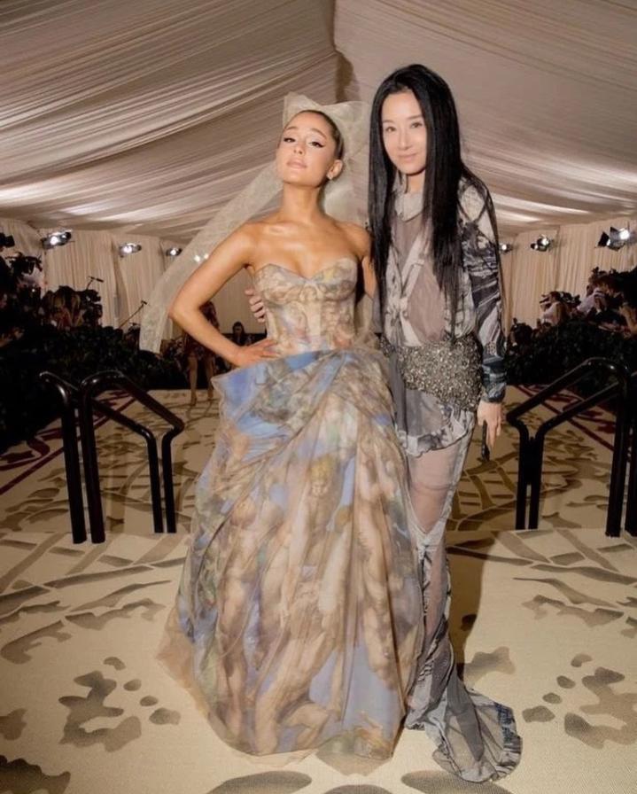 王薇薇至今仍活躍於時尚圈中，左為西洋小天后亞利安娜。（翻攝自verawang Instagram）