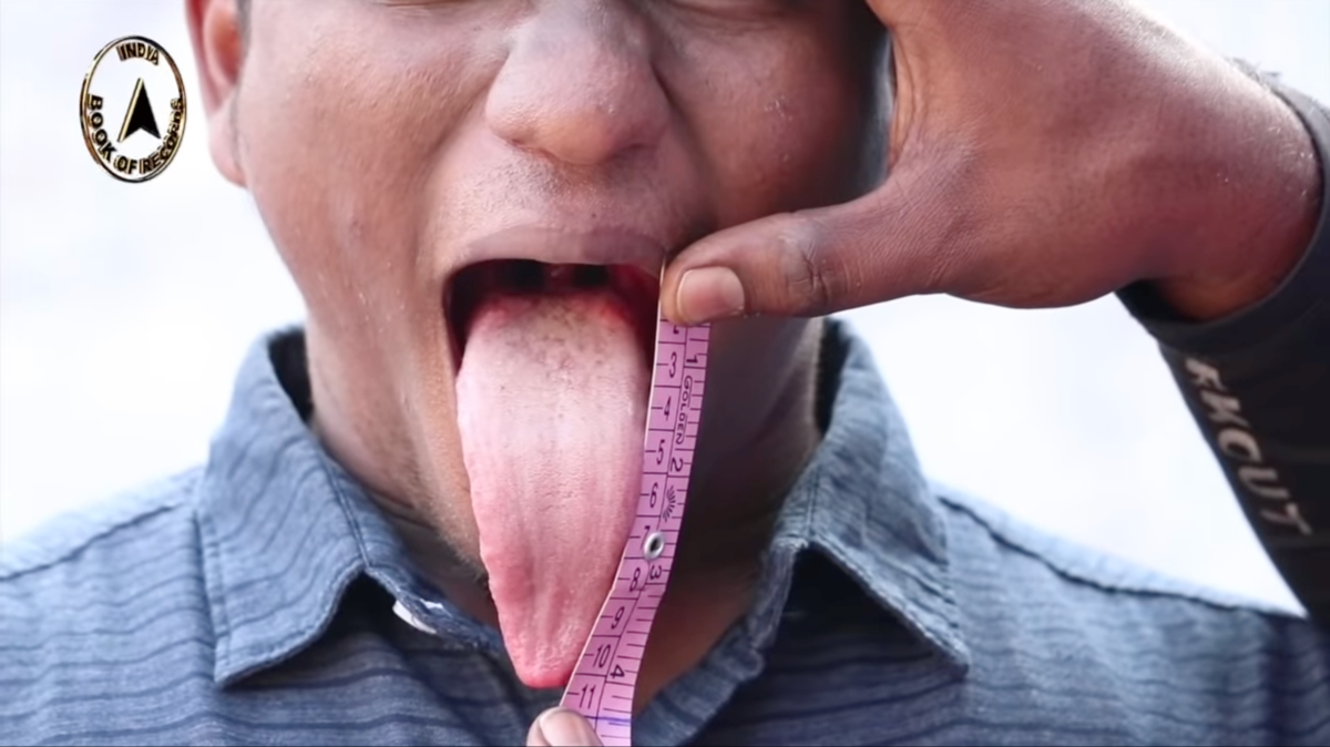 根據測量，普拉文的舌頭長度達10.8公分。（翻攝自India Book of Records YouTube）