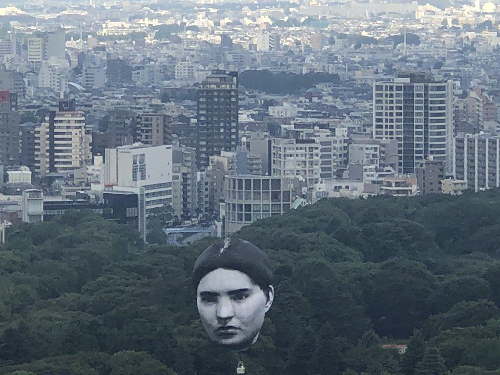 巨大的人頭漂浮在東京。（翻攝自@monoprixgourmet推特）