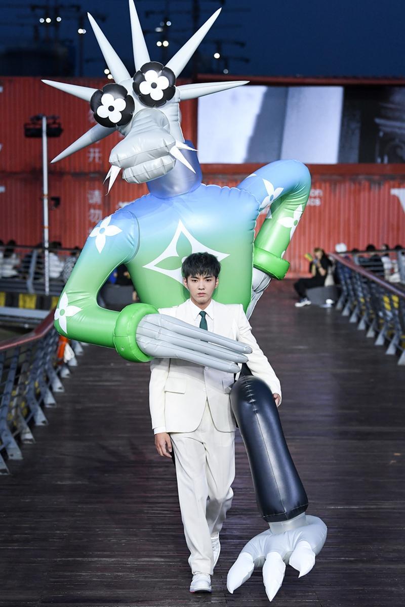 去年，吳亦凡在上海舉辦的LV 2021年春夏男裝大秀，風光壓軸，如今品牌公告暫停合作。 （翻攝自微博）