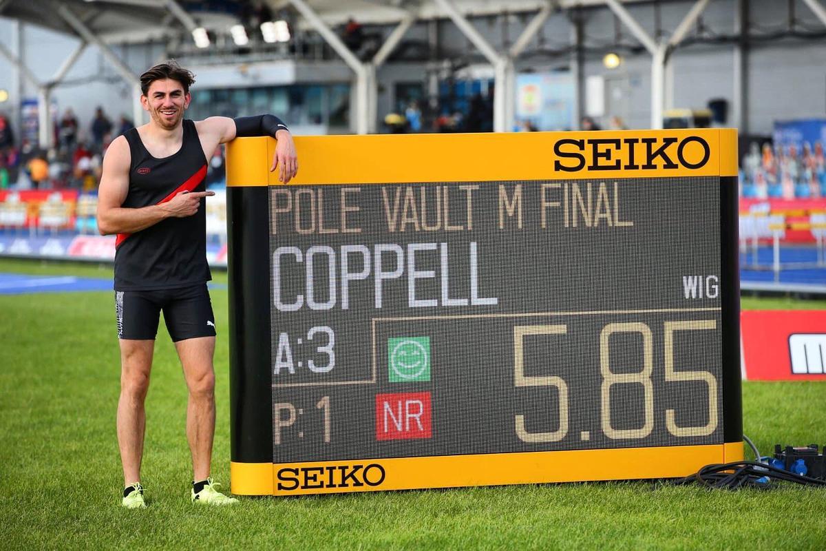 柯佩爾於2020年獲得英國田徑錦標賽冠軍，更創下5.85米全國紀錄，是英國的在東奧的奪牌希望。（翻攝Harry Coppell推特）