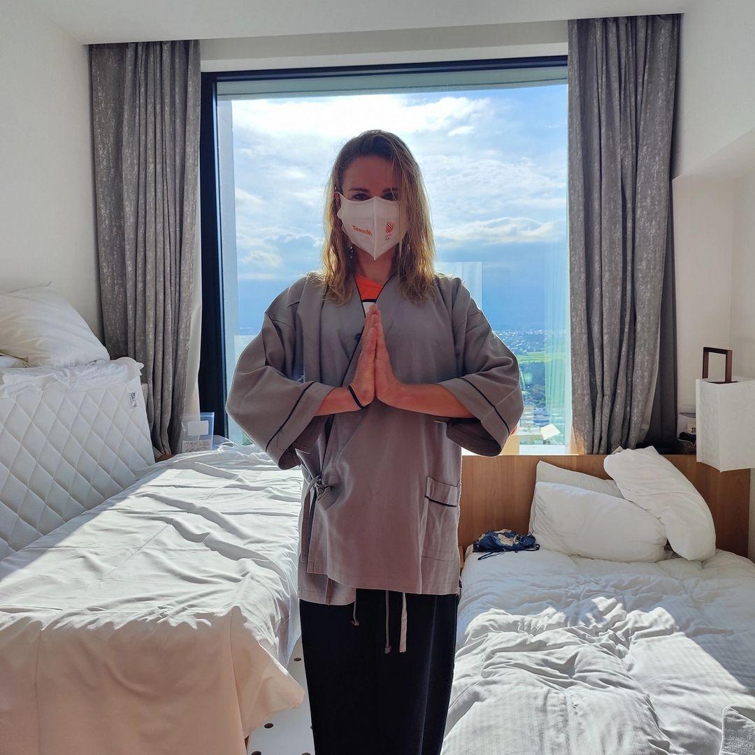 奪下銀牌的荷蘭名將安妮米克，開心展示在東京下榻的飯店。（翻攝自Annemiek van Vleuten IG）