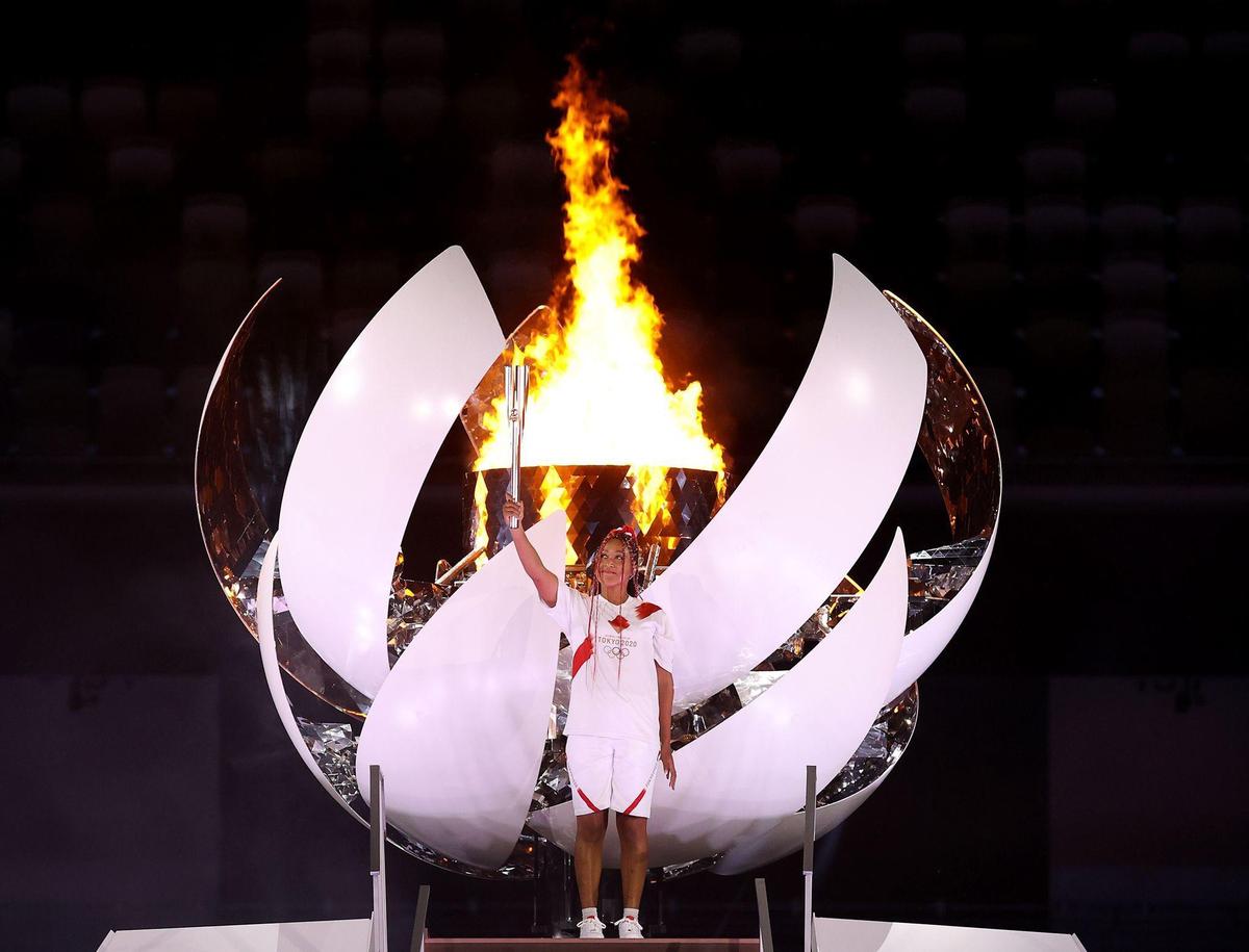 大坂直美在奧運開幕式上擔任最後一棒火炬手，日本人對她寄與厚望，怎料第三輪就出局了。（翻攝Naomi Osaka推特）