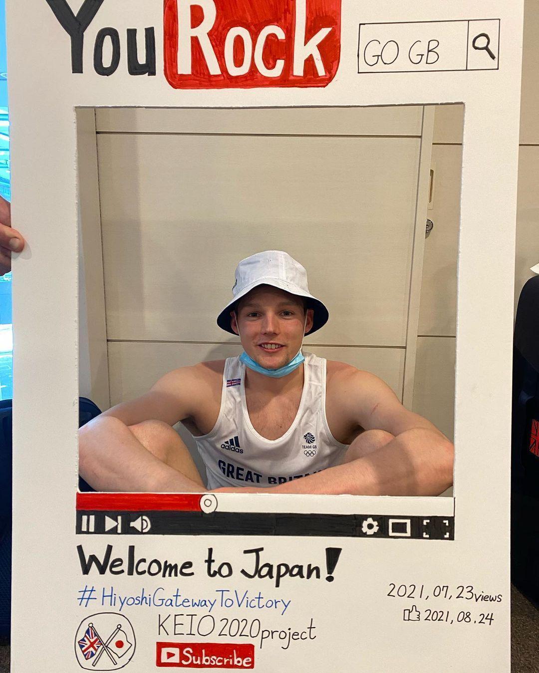 史考特在日本東京賽場內俏皮打卡。（翻攝Duncan Scott IG）