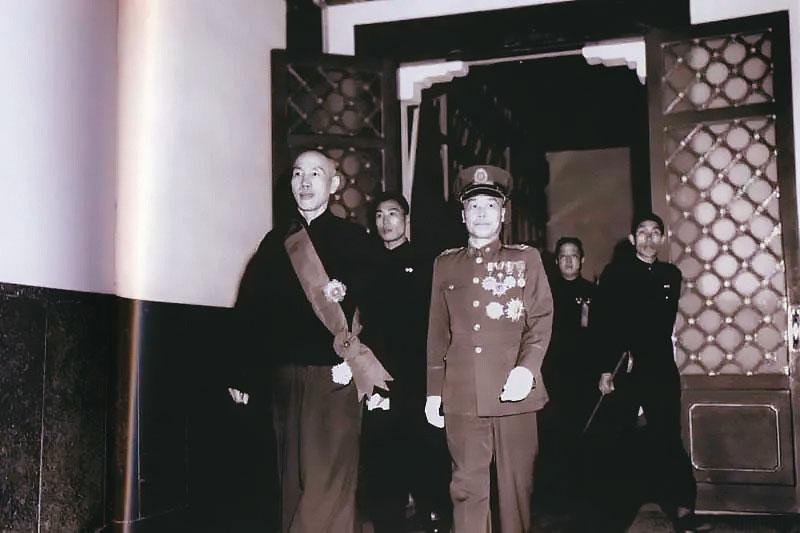 遇害的大樓管理員李仕輝，年輕時曾是前總統蔣介石（左）的貼身侍衛。圖為1948年第一屆正副總統蔣中正和李宗仁（著軍服者）就職典禮。（翻攝維基百科）