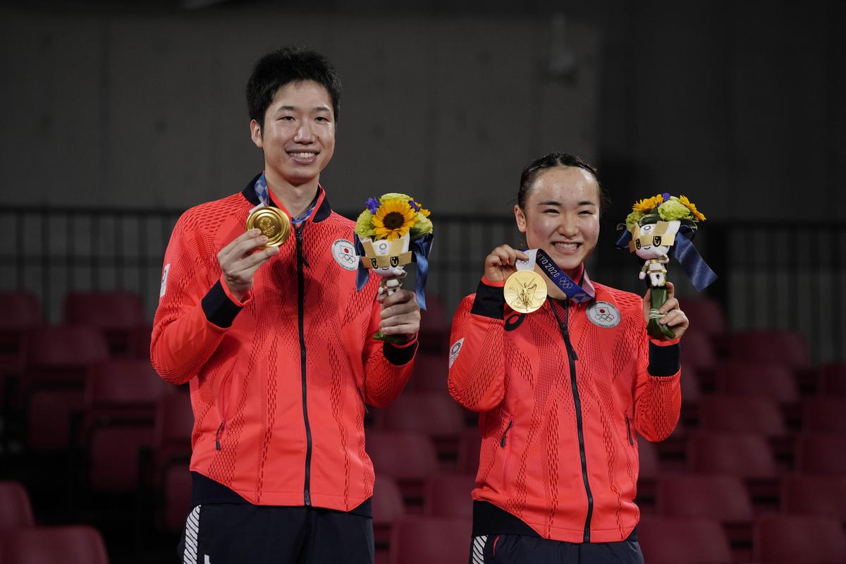 伊藤美誠和水谷隼搭擋桌球混雙，擊敗強敵中國隊，奪得日本首面桌球奧運金牌。（東方IC）