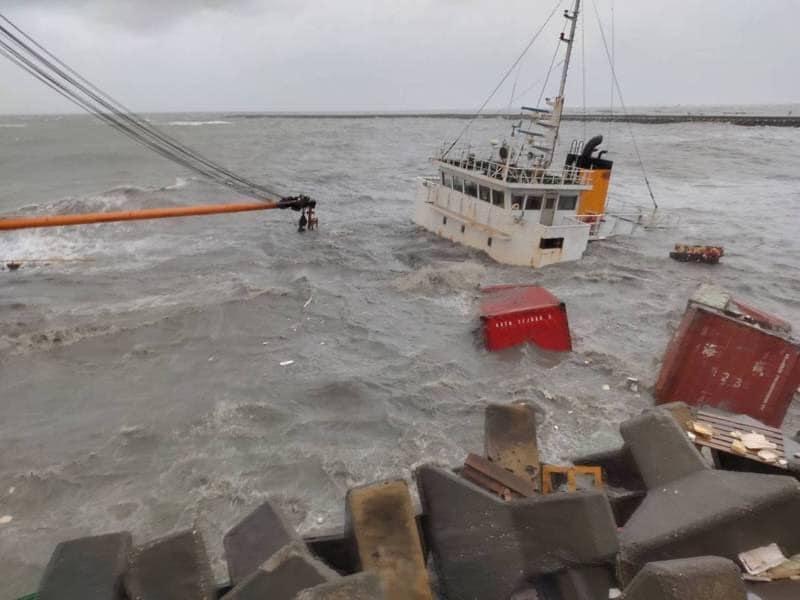 8月5日下午颱風外圍環流影響，導致貨輪「山寶貳號」疑似承受過大風浪，擱淺嘉義縣布袋商港。（布袋管理處提供）