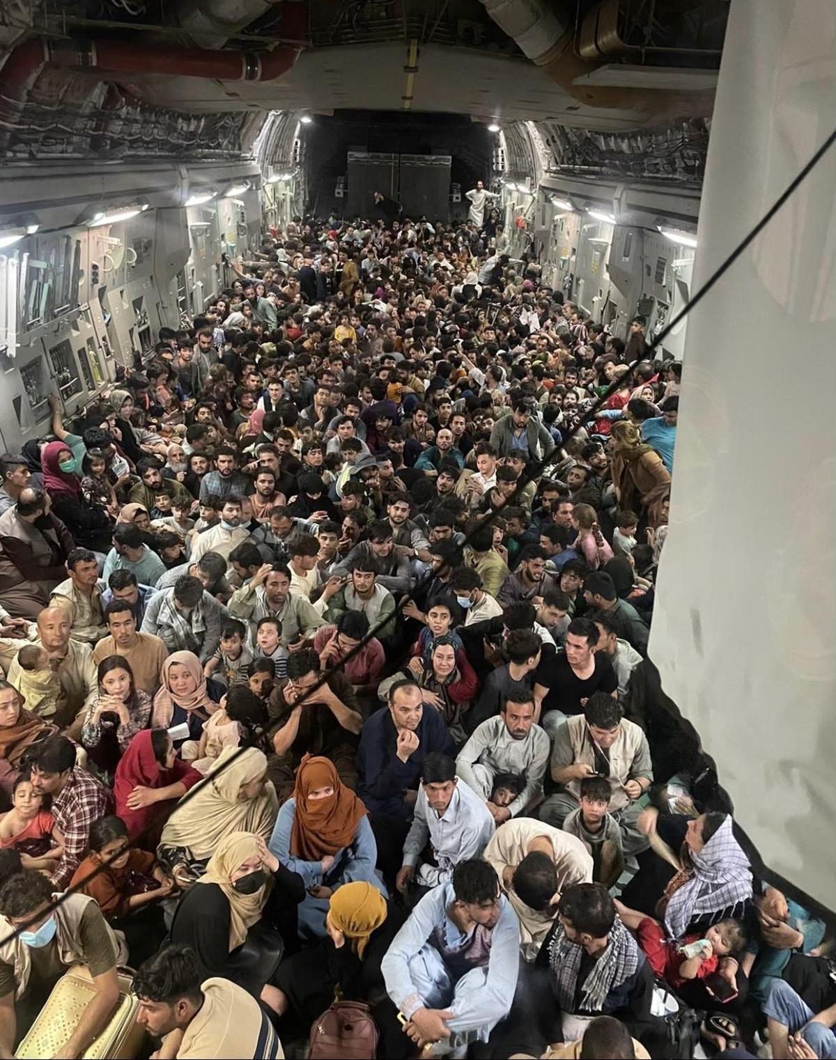 機上載滿640名阿富汗人，其中不乏婦女和小孩。（翻攝@MarcusReports推特）
