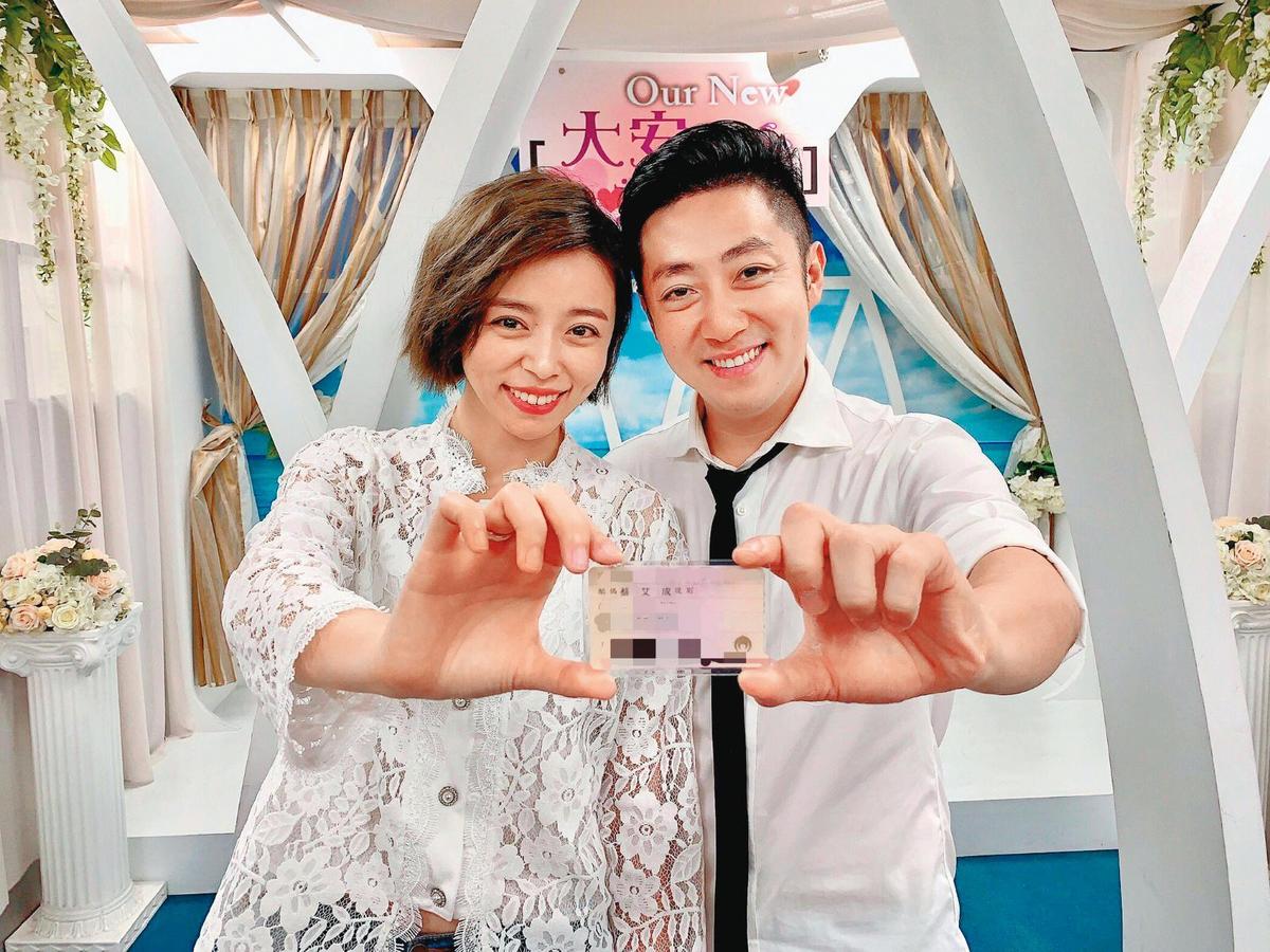 去年7月7日，王瞳和艾成無預警跑到戶政事務所登記結婚。（民視提供）