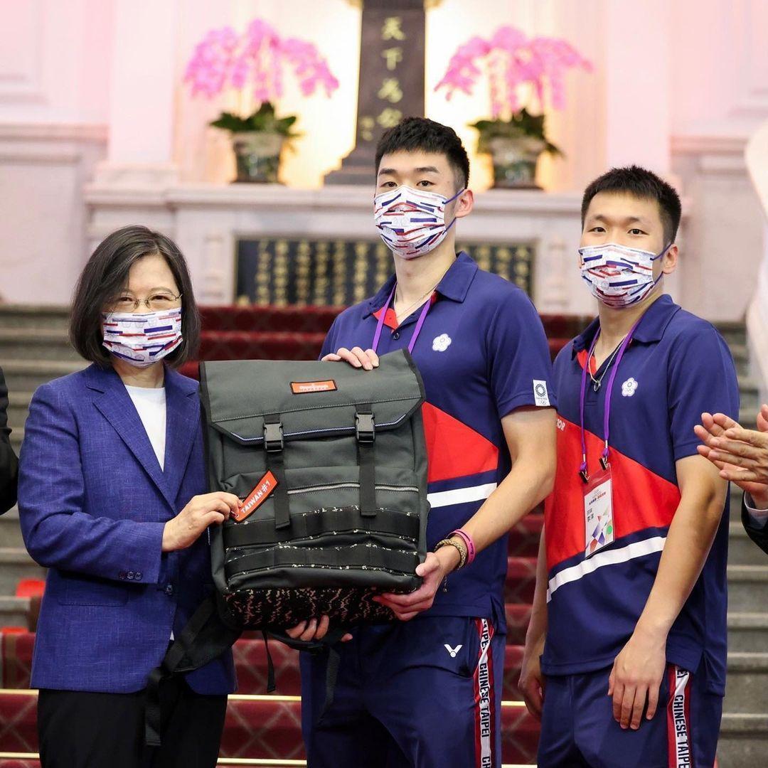 蔡英文送給選手有著「TAIWAN #1」的總統府特製背包，羽球選手王齊麟（中）、李洋（右）代表受贈。（翻攝tsai_ingwen IG）