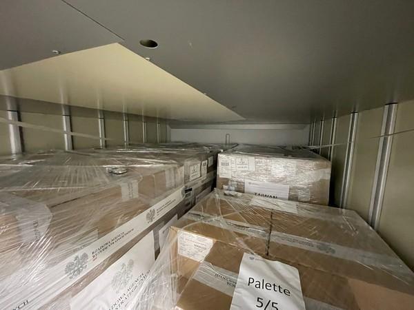 波蘭捐贈的40萬劑AZ疫苗於今（5日）上午6時15分降落桃園機場。（翻攝自波蘭台北辦事處Biuro Polskie w Tajpej臉書）