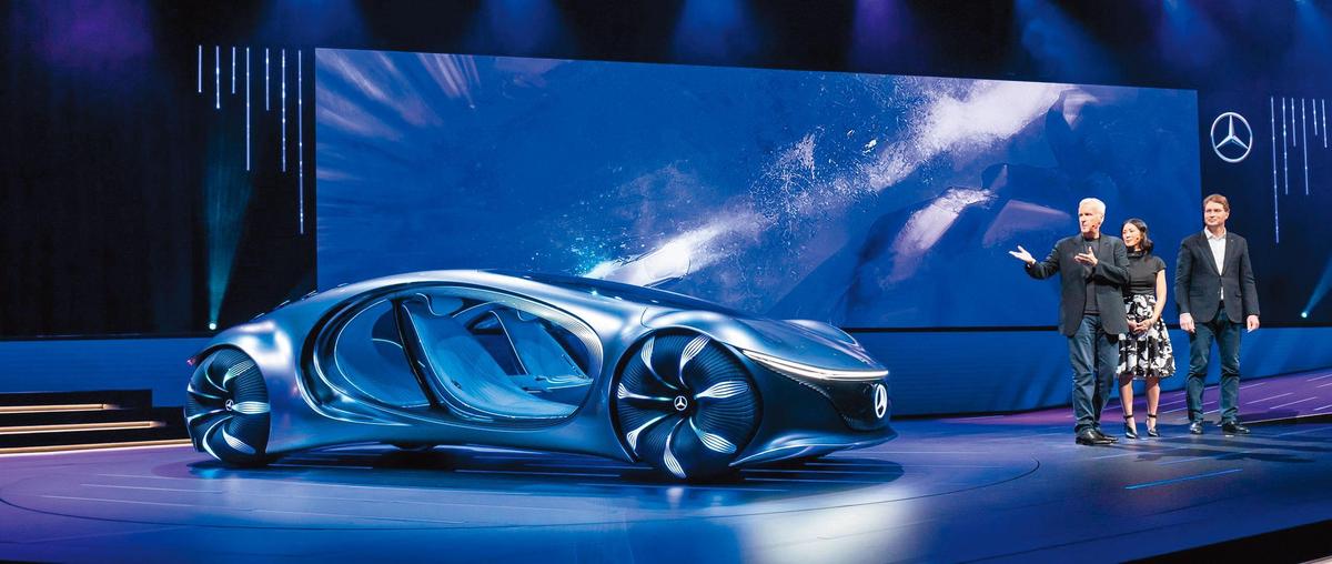 在2020年美國消費性電子展CES上，德國豪華車廠賓士（Mercedes-Benz）曾展出一款採用石墨烯電池的純電動概念車AVTR，企圖藉石墨烯翻轉電動車生態。（翻攝賓士臉書）