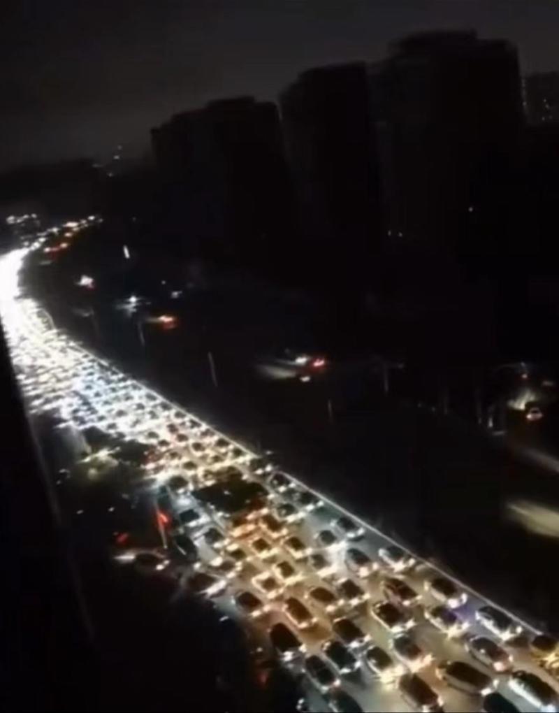 中國多地限電，一名網友更表示，路上沒有路燈，道路駕駛都靠車燈來照明。（翻攝自南方都市報）