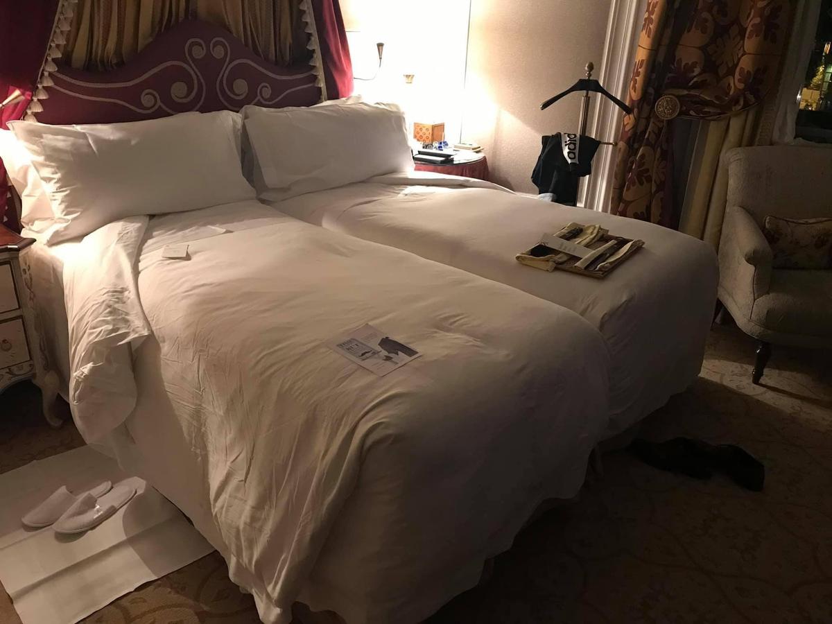 網友在臉書分享五星飯店的「開夜床」服務，引起熱議。（Godfrey Hsia授權提供）